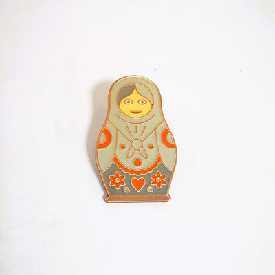 kaufen Epoxy beschichtete antike Kupfer Lapel Pins russische Nistpuppe mit Metallkupplung online manufacture