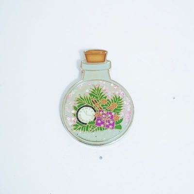 ซื้อ ตราทับเงิน Plating Custom Soft Enamel Pins รูปแบบขวดด้วย Epoxy Dome online manufacture