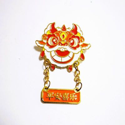 comprar Pinos de esmalte de hierro estampados de acabado dorado que muestran la cabeza de baile de león con textos chinos online manufacture