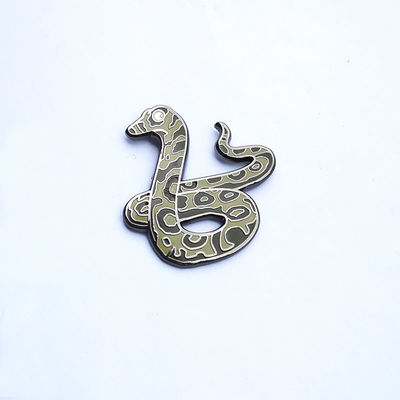 kaufen Zinklegierung Schlangenform Custom Hard Enamel Pins mit schwarzem Nickel-Finish online manufacture