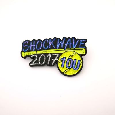 comprare Scintillante 2 pollici Glitter di ferro Shockwave Baseball Lapel Pin Con Abbracci di Gomma Nera online manufacture