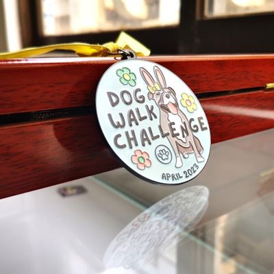 comprare Cute Black Died Dog Walk Challenge Medaglia di metallo in colori morbidi dello smalto online manufacture