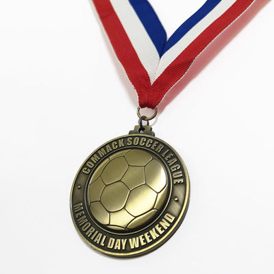 Medalla deportiva de fútbol de metal redonda de bronce antiguo con espalda en blanco 3D y cinta de poliéster
