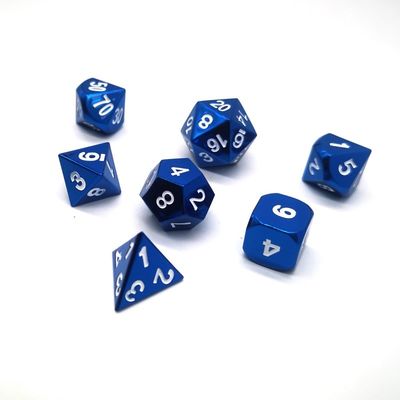 DnD Metallwürfel Set 7 Stück in einem Set mit blau gefärbten und weißen Zahlen