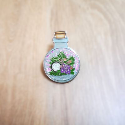 Hình dạng chai nước hoa hấp dẫn Mờ nhựa Mờ màu sắc lấp lánh Epoxy phủ Lapel Pin